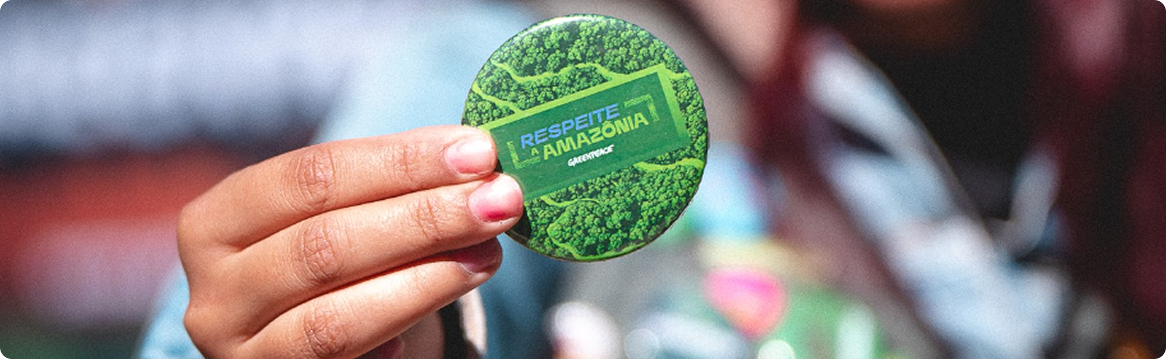 Foto de broche com a frase, Respeite a Amazônia