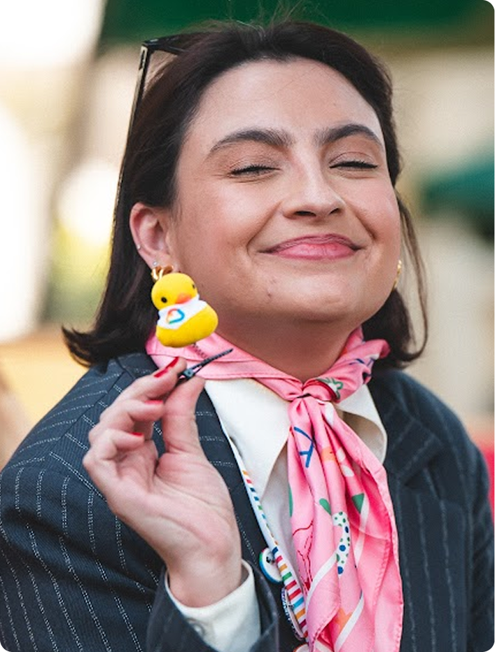 Pessoa com o pato amarelo nas mãos